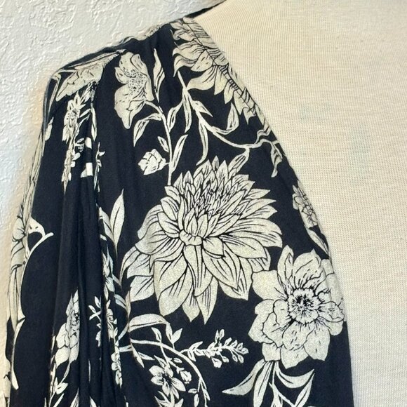 Share Amuse Society Kimono style open robe SZ M-L Black and white floral Soft Ra - Picture 2 of 6